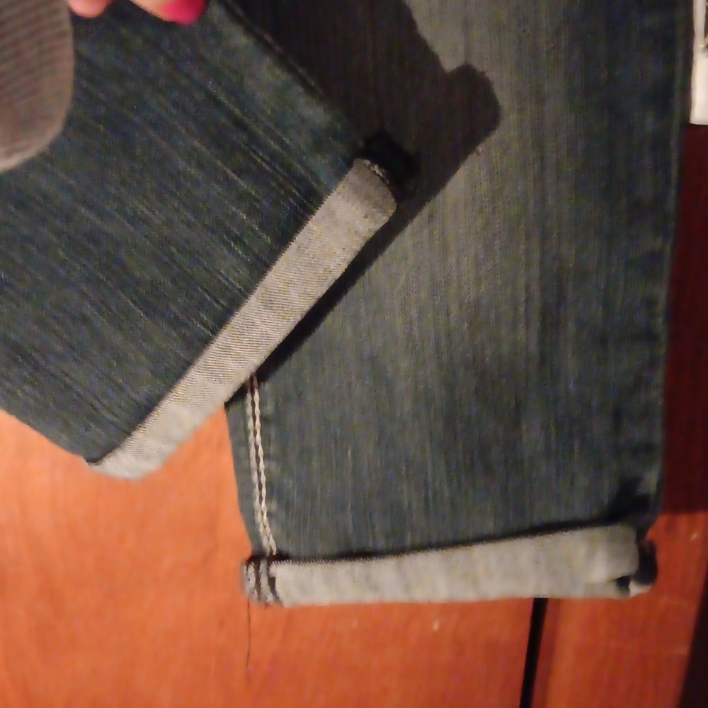 Cropped Capri tiny cuff on legs - Picture 2 of 3